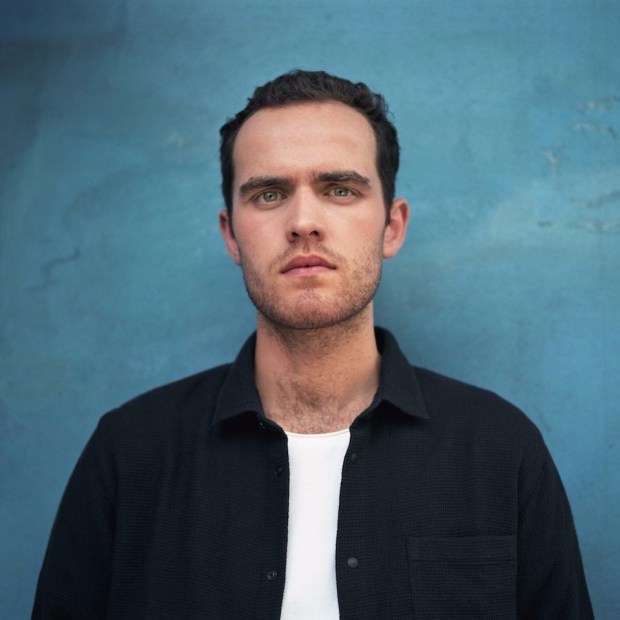 Jordan Rakei Ft. Common – Signs (Remix)